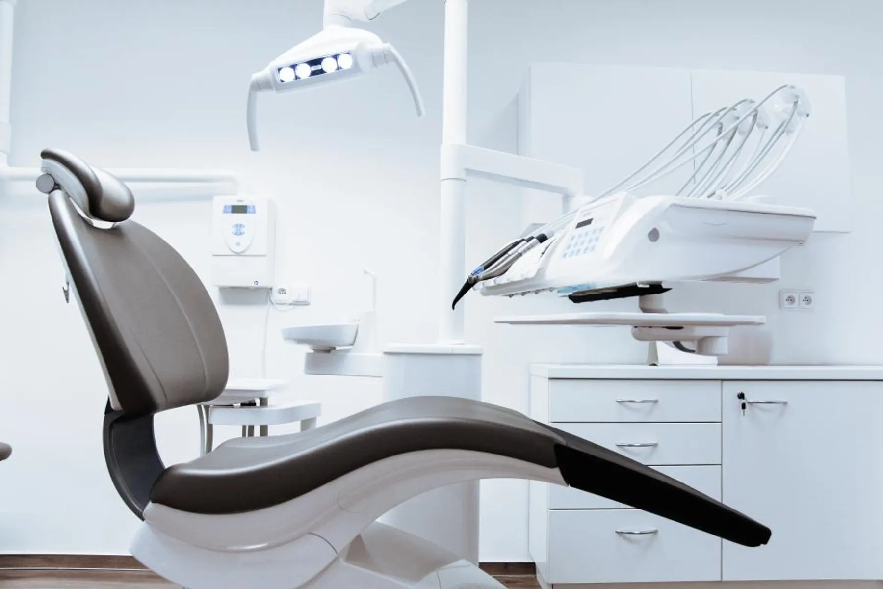 Fotel dentystyczny w jasnym gabinecie