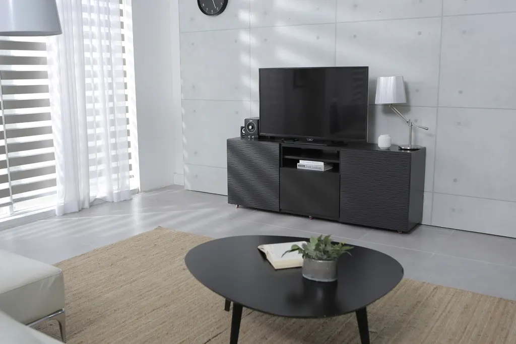 Minimalistyczne wnętrze z betonową ścianą