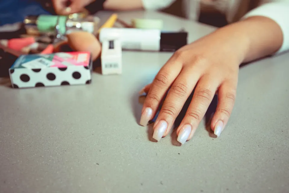 Dłoń z delikatnym manicure w odcieniu nude