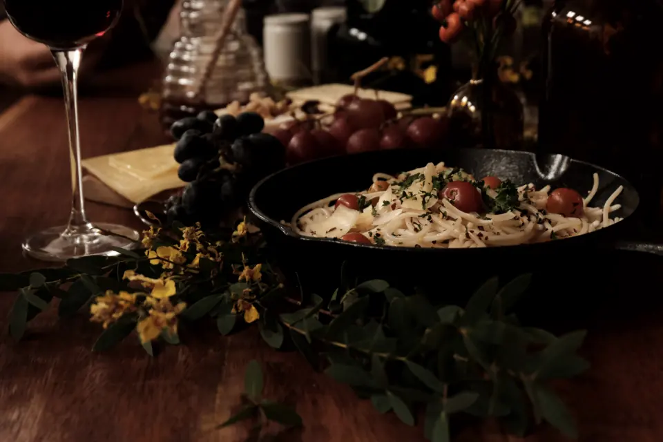 Kolacja przy świecach z winem i makaronem