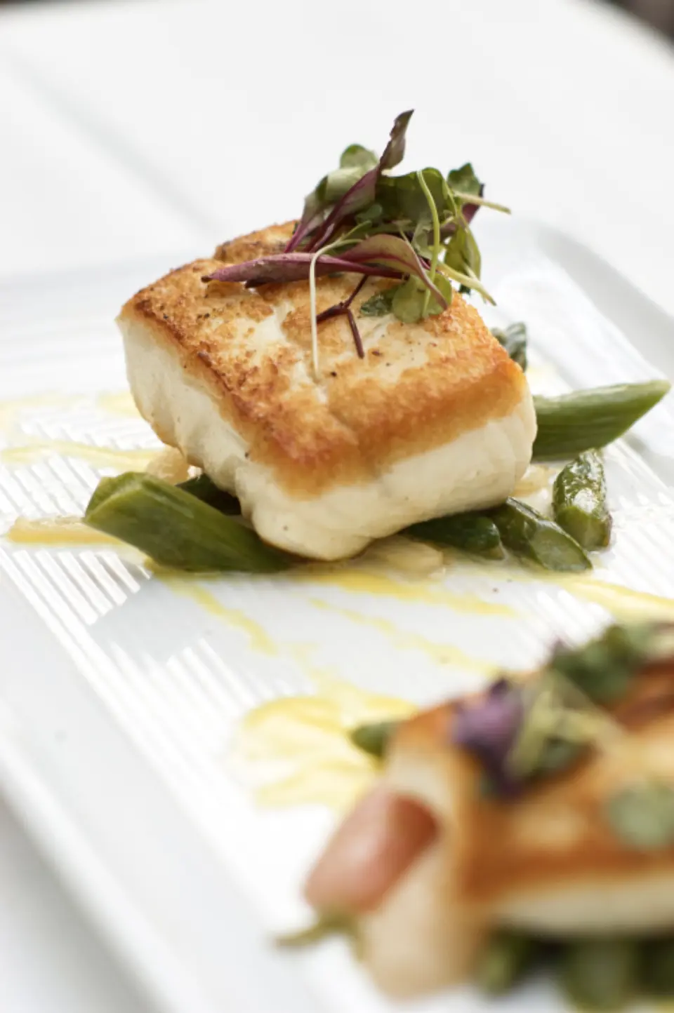 Pieczony halibut na zielonych szparagach
