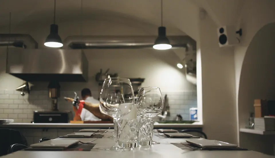 Otwarta kuchnia restauracji z kucharzem przy pracy