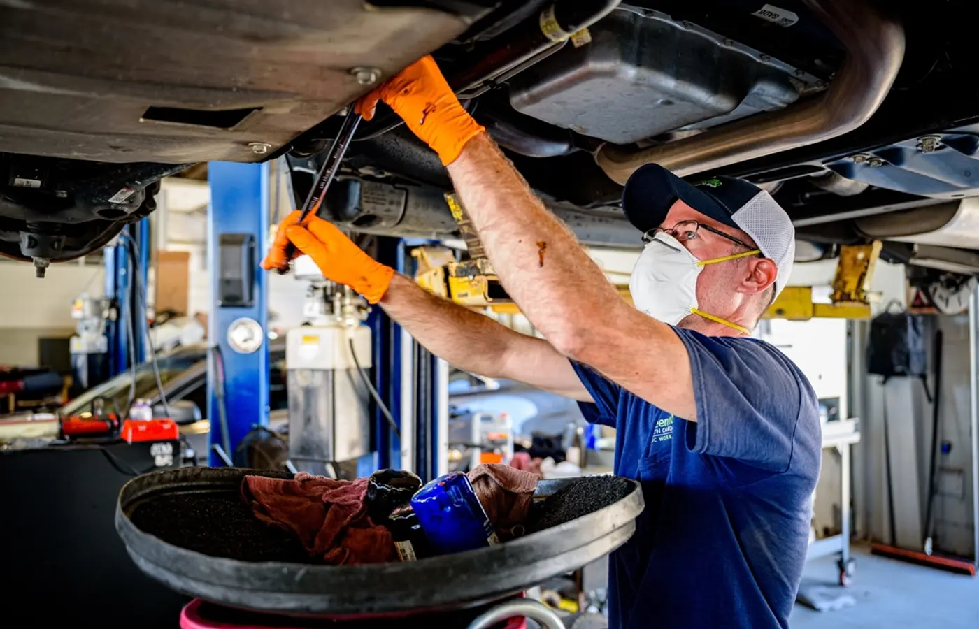 Mechanik pracuje pod autem na podnośniku