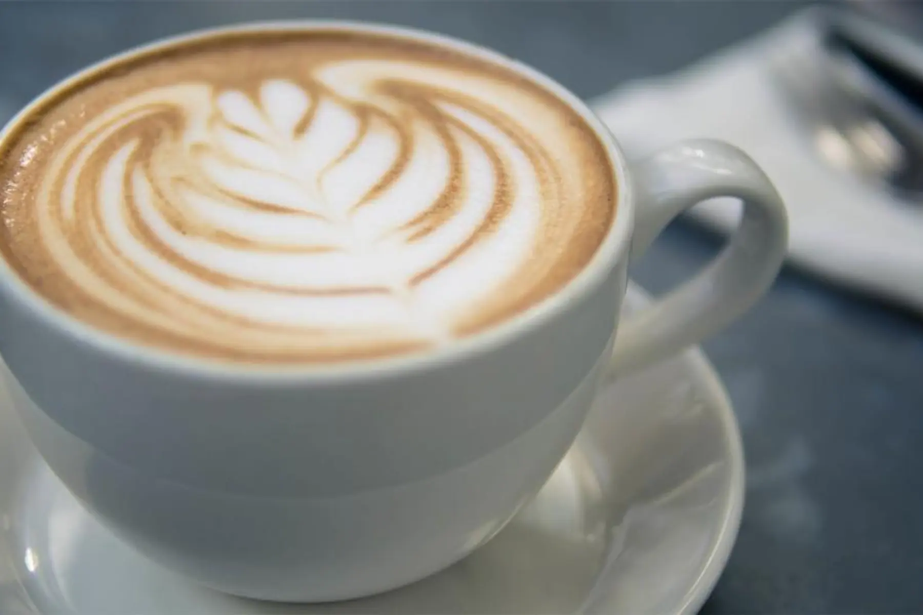 Filiżanka cappuccino z latte art